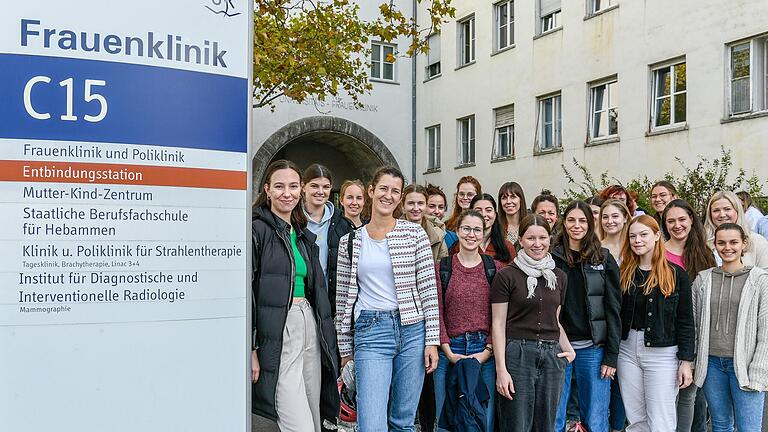 Der erste Jahrgang von Studentinnen traf sich am Montag zum Semesterauftakt in der Frauenklinik des UKW.