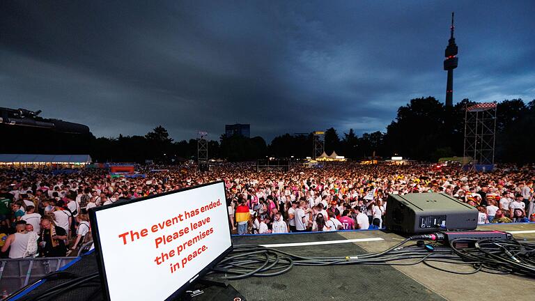 Public Viewing       -  Beim Fanfest in Dortmund wurde die TV-Übertragung wegen des Unwetters beendet.