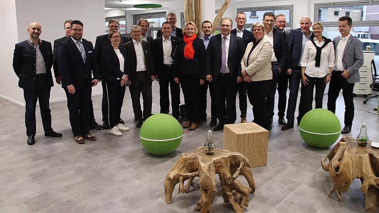 Gruppenbild nach der konstituierenden Sitzung des IHK-Gremialausschusses Main-Spessart: Die gewählten Mitglieder und einige der Nachfolgemitglieder im Gründerzentrum Starthouse Spessart.