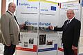 Darum Europa! betonten Regierungspräsident Eugen Ehmann (rechts) und Oliver Bauer, Bezirksgeschäftsführer Volksbund Deutsche Kriegsgräberfürsorge, anlässlich der Ausstellung im Foyer der Regierung von Unterfranken.