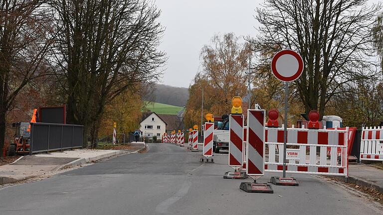 Dieser Anblick wird nun der Vergangenheit angehören: Ab Freitag kann der Verkehr über die Tauber- und Mühlbachbrücke wieder frei fließen. Dieser Anblick wird nun der Vergangenheit angehören: Ab Freitag kann der Verkehr über die Tauber- und Mühlbachbrücke wieder frei fließen.
