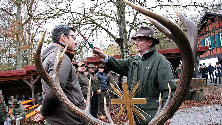 Brauchtumsgerecht mit dem Waidblatt erfolgte bei der Hubertusfeier durch Michael Hein, Vorsitzenden der Kreisgruppe Würzburg im Bayerischen Jagdverband (rechts), der traditionelle Jägerschlag zur bestanden Prüfung und Aufnahme in den Kreis der Jägerschaft.