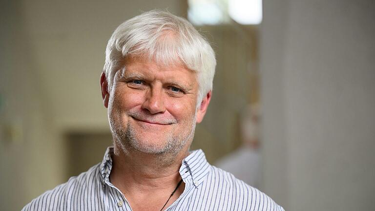 Hausarzt Joachim Lentzkow, Chef der Kassenärztlichen Vereinigung in Unterfranken, rät Großeltern, sich gegen Keuchhusten impfen zu lassen. Hausarzt Joachim Lentzkow, Chef der Kassenärztlichen Vereinigung in Unterfranken, rät Großeltern, sich gegen Keuchhusten impfen zu lassen.