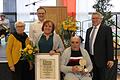 Edeltraud Schnapp (Dritte von links) wurde mit der Sander Bürgermedaille ausgezeichnet. Mit im Bild von links: Dritte Bürgermeisterin Gabriele Braun, Zweiter Bürgermeister Julian Müller, Ehemann Leo Schnapp und Erster Bürgermeister Jörg Kümmel.