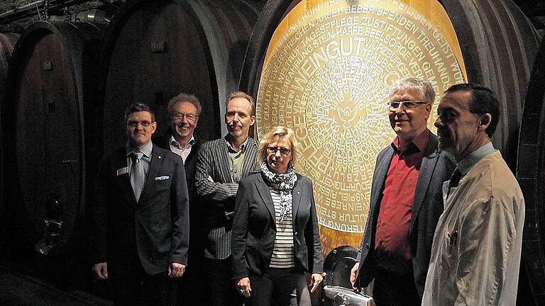 Sie öffnen am 8. Mai die Türen zu ihren Einrichtungen: Marcus Krappitz, Leiter der Hueberspflege, Karl Schmitt, Ehrenvorsitzender des VDP Franken, Matthias Engert, Künstler der im Hintergrund zu sehenden Glasscheibe „Urknall“, Stiftungsdirektorin Annette Noffz, Weingutsdirektor Robert Haller und Michael Schwab, Ärztlicher Direktor des Geriatriezentrums. Sie öffnen am 8. Mai die Türen zu ihren Einrichtungen: Marcus Krappitz, Leiter der Hueberspflege, Karl Schmitt, Ehrenvorsitzender des VDP Franken, Matthias Engert, Künstler der im Hintergrund zu sehenden Glasscheibe „Urknall“, Stiftungsdirektorin Annette Noffz, Weingutsdirektor Robert Haller und Michael Schwab, Ärztlicher Direktor des Geriatriezentrums.
