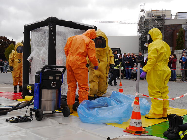 Poncho für Profis: Der Chemieschutzanzug der Schaeffler-Werksfeuerwehr hält auch Gift-Regen stand. Poncho für Profis: Der Chemieschutzanzug der Schaeffler-Werksfeuerwehr hält auch Gift-Regen stand.