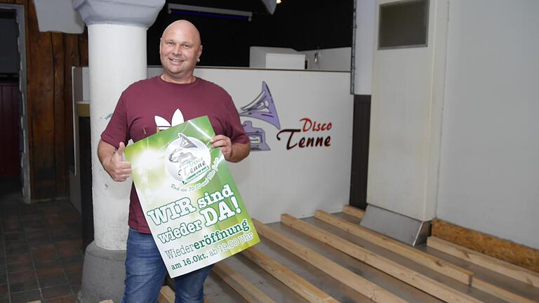 Kristian Kienberger lässt vor der Wiedereröffnung am 16. Oktober neuen Boden in der Tenne verlegen. Kristian Kienberger lässt vor der Wiedereröffnung am 16. Oktober neuen Boden in der Tenne verlegen.