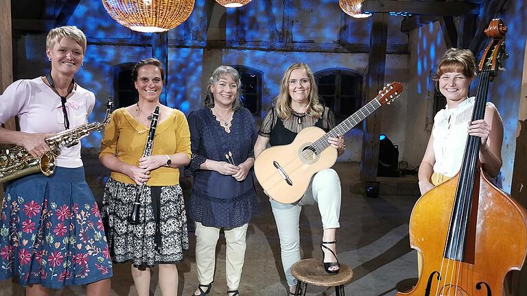 Die Scharadwanzen, das sind: Ilona Zirkelbach (Schönau an der Brend), Birgit Döhler (Reichenbach), Christine Weber (Sylbach), Katja Karch (Grettstadt) und Ulrike Aumüller (Obereuerheim). Die Scharadwanzen, das sind: Ilona Zirkelbach (Schönau an der Brend), Birgit Döhler (Reichenbach), Christine Weber (Sylbach), Katja Karch (Grettstadt) und Ulrike Aumüller (Obereuerheim).