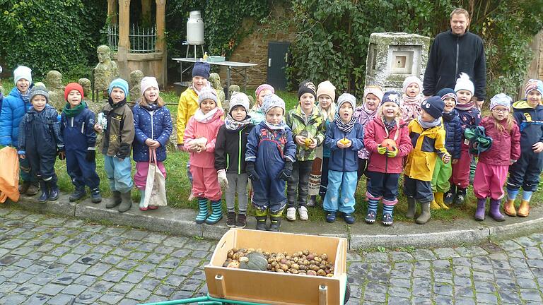 Die Vorschulkinder des Kinderhauses Gerolzhofen durften unter Anleitung des Stadtgärtners Herrn Dittrich im Stadtgarten Kartoffeln und Kürbisse ernten und vieles rund um die Kartoffel erfahren. So lernten die Kinder verschiedene Kartoffelarten, wie z.B. die rosane Amelie, den blauen Schweden oder die Nemo Kartoffel kennen und hatten viel Spaß. Wir sagen Herrn Dittrich und der Stadtverwaltung ein herzliches Dankeschön und hoffen, dass uns der Stadtgarten noch lange erhalten bleibt.