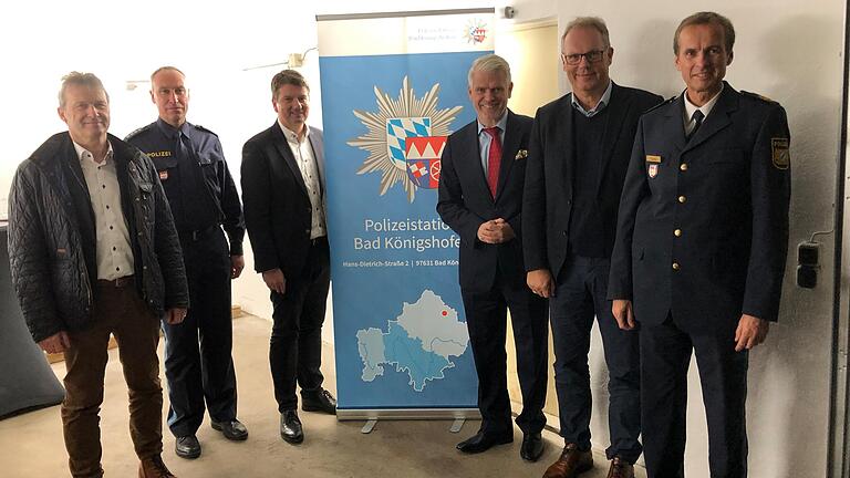 In einer Garage der Polizeidienststelle in Bad Königshofen trafen sich: (von links) Bürgermeister Thomas Helbling, Dienststellenleiter Thomas Reubelt, Staatssekretär Sandro Kirchner, Landtagsabgeordneter Steffen Vogel sowie Polizeipräsident Detlev Tolle und sein Stellvertreter Robert Fuchs. In einer Garage der Polizeidienststelle in Bad Königshofen trafen sich: (von links) Bürgermeister Thomas Helbling, Dienststellenleiter Thomas Reubelt, Staatssekretär Sandro Kirchner, Landtagsabgeordneter Steffen Vogel sowie Polizeipräsident Detlev Tolle und sein Stellvertreter Robert Fuchs.