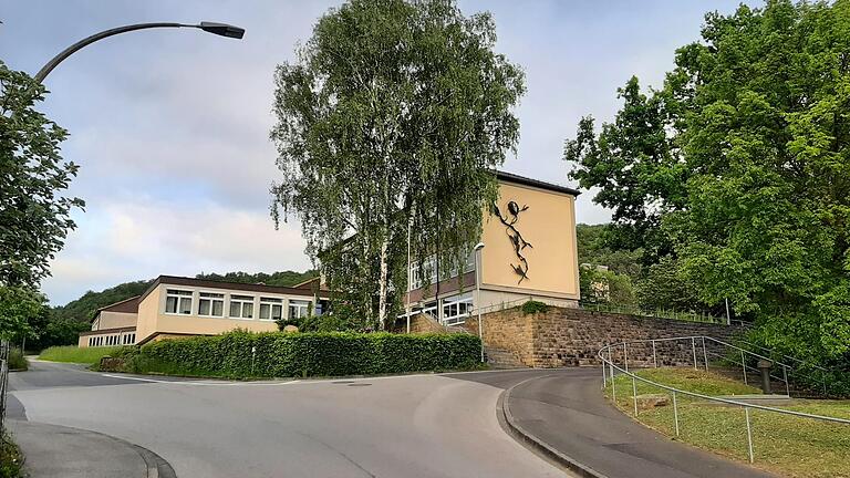 Die alte Schlossberg-Grundschule, der Bau der neuen Schule soll im Juni 2024 beginnen.       -  Die alte Schlossberg-Grundschule, der Bau der neuen Schule soll im Juni 2024 beginnen.