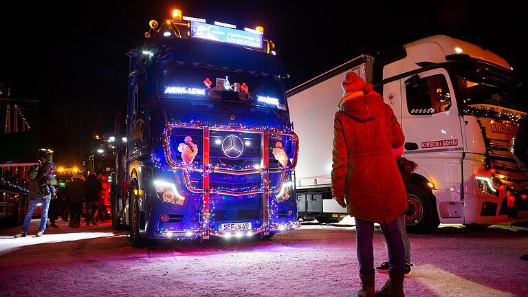 120 geschmückte Weihnachtstrucks fahren auch 2023 wieder zugunsten der Aktion 'Trucker helfen Kindern' durch den Landkreis Main-Spessart. In diesem Jahr fährt der Konvoi am 22. Dezember von Karbach nach Lengfurt.