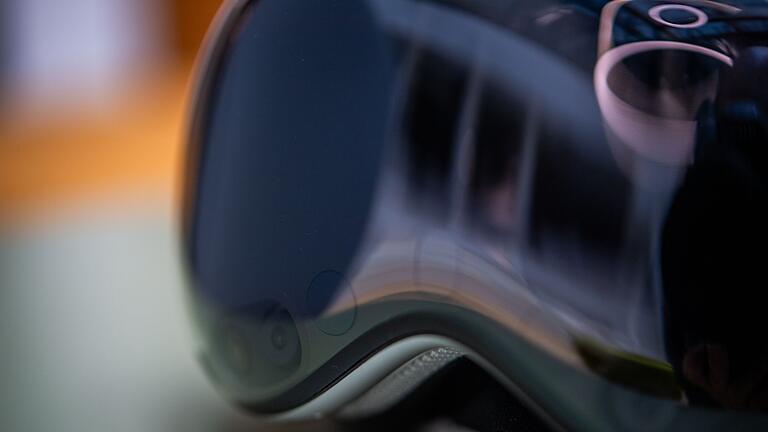 Kameras der Vision Pro       -  Die Kameras der Vision Pro nehmen die Umgebung auf, damit sie für die Träger auf den Display angezeigt werden kann.