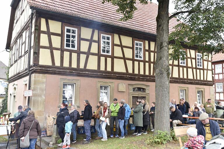 Wo es etwas zum Essen gab, bildeten sich lange Schlangen