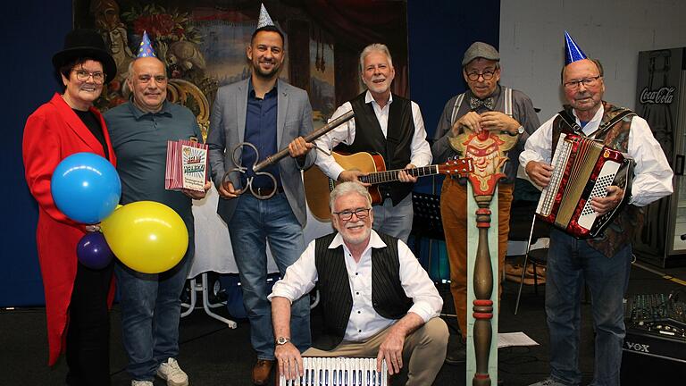 In bester Stimmung waren (von links): Bürgermeisterin a.D. Edeltraud Baumgartl, Unternehmer Norbert Deppisch, Bürgermeister Sebastian Hauck, die beiden Musiker Dr. Klaus Schmier (kniend) und Rainer Klingert, Referent Bernd Göbel und Zeitzeuge Herbert Eichelmann.