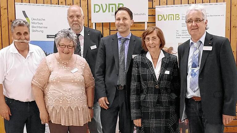 Im Bund gegen Morbus Bechterew (von links): Bundesgeschäftsführer Ludwig Hammel ehrte Christina Schneider gemeinsam mit dem Bundesvorsitzenden Peter Hippe. Gratulationen gab es auch für Dr. Kay-Geert Hermann, Träger des Forschungspreises 2016, und Dr. Erika Gromnica-Ihle, Präsidentin des Bundesverbandes der Deutschen Rheuma-Liga, vom stellvertretenden Bundesvorsitzenden Rüdiger Schmidt. Im Bund gegen Morbus Bechterew (von links): Bundesgeschäftsführer Ludwig Hammel ehrte Christina Schneider gemeinsam mit dem Bundesvorsitzenden Peter Hippe. Gratulationen gab es auch für Dr. Kay-Geert Hermann, Träger des Forschungspreises 2016, und Dr. Erika Gromnica-Ihle, Präsidentin des Bundesverbandes der Deutschen Rheuma-Liga, vom stellvertretenden Bundesvorsitzenden Rüdiger Schmidt.