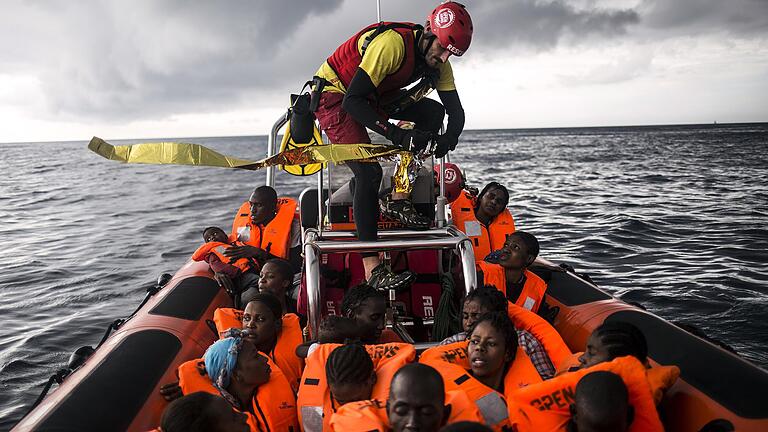 Ein Helfer öffnet eine Rettungsdecke für Flüchtlinge, die von Mitgliedern der spanischen Nichtregierungsorganisation Pro Activa Open Arms gerettet wurden. Gegen die SPD-Initiative in Schweinfurt, dem Bündnis 'Seebrücke schafft sichere Häfen' beizutreten, wendet sich die örtliche AfD. Ein Helfer öffnet eine Rettungsdecke für Flüchtlinge, die von Mitgliedern der spanischen Nichtregierungsorganisation Pro Activa Open Arms gerettet wurden. Gegen die SPD-Initiative in Schweinfurt, dem Bündnis 'Seebrücke schafft sichere Häfen' beizutreten, wendet sich die örtliche AfD.