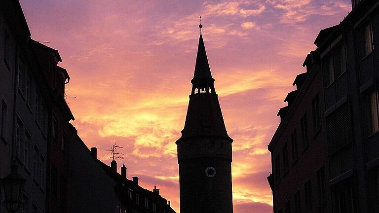 Götterdämmerung rund um den Kitzinger Falterturm? So schlimm wird es schon nicht werden. Die Stadt muss das Wahrzeichen allerdings einer neuen Nutzung zuführen. archiv