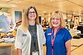 Doris Stepper (links) und Petra Konrad strahlen übers ganze Gesicht. Am Freitagmittag haben sie erfahren, dass ihr Job bei Galeria Karstadt Kaufhof in Würzburg erhalten bleibt.