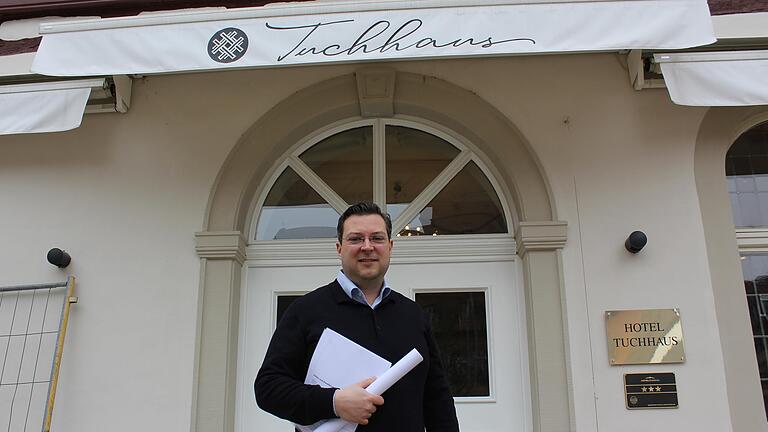 Eigentümer, Hotelbetreiber und Bauherr: Philip Aczél steht am Volkacher Marktplatz vor seinem Hotel 'Tuchhaus', das er mit drei weiteren Gebäuden zu einem Hotel mit 36 Betten verbinden wird. Eigentümer, Hotelbetreiber und Bauherr: Philip Aczél steht am Volkacher Marktplatz vor seinem Hotel 'Tuchhaus', das er mit drei weiteren Gebäuden zu einem Hotel mit 36 Betten verbinden wird.