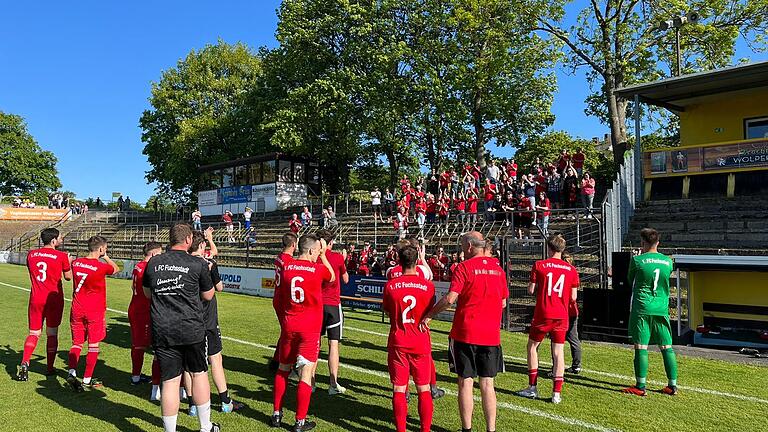 Fuchsstadts Spieler feierten gemeinsam mit ihren Fans nach dem le achtbaren Unentschieden in Hof. - Fuchsstadts Spieler feierten gemeinsam mit ihren Fans nach dem sehr achtbaren Unentschieden in Hof. Fuchsstadts Spieler feierten gemeinsam mit ihren Fans nach dem le achtbaren Unentschieden in Hof. - Fuchsstadts Spieler feierten gemeinsam mit ihren Fans nach dem sehr achtbaren Unentschieden in Hof.