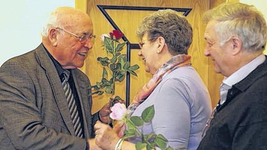 Sag es mit Blumen: Bei der Frühjahrstagung des Seniorenforums im Dekanat Rhön-Grabfeld überbrachten die Teilnehmer aus 21 Pfarreien und Pfarrfilialen dem Dekanatsaltenseelsorger Pfarrer Linus Eizenhöfer ihre Glückwünsche zum 50. Priesterjubiläum.