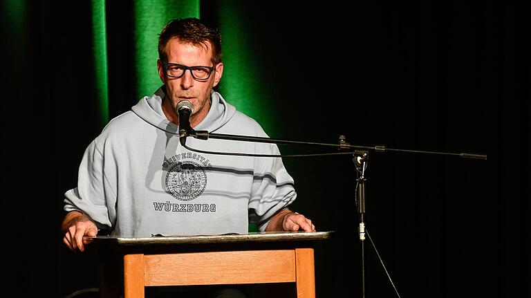 Von Anfang an dabei und heute nur noch im Sitzen: Thomas Kupferschmidt hadert monatlich mit dem Weltgeschehen. Von Anfang an dabei und heute nur noch im Sitzen: Thomas Kupferschmidt hadert monatlich mit dem Weltgeschehen.