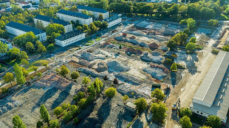 Luftbild aus dem Sommer vom Gelände der Landesgartenschau in Ledward, rechts die Panzerhalle 237, die 2026 zur Blumenhalle wird. Luftbild aus dem Sommer vom Gelände der Landesgartenschau in Ledward, rechts die Panzerhalle 237, die 2026 zur Blumenhalle wird.