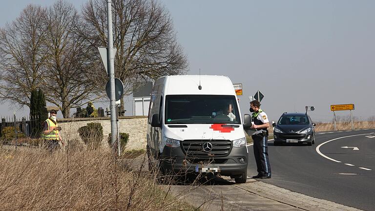 Am Ortseingang von Kolitzheim halten Polizsietn den ertappten Temposünder im weißen Transporter an. Am Ortseingang von Kolitzheim halten Polizsietn den ertappten Temposünder im weißen Transporter an.