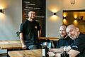 Das Gasthaus Soulfood Kitchen im alten Johanniterbäck in Würzburg öffnet mit neuem Konzept. Im Bild (von rechts) Inhaber Thorsten Kremer, Küchenchef Tobias Jander und Betriebsleiter Adrian Schmitt.