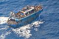 Bootsunglück in Griechenland - Boot mit Menschen.jpeg       -  Mehrere Migranten kamen bei einem Bootsunglück vor der griechischen Küste ums Leben.