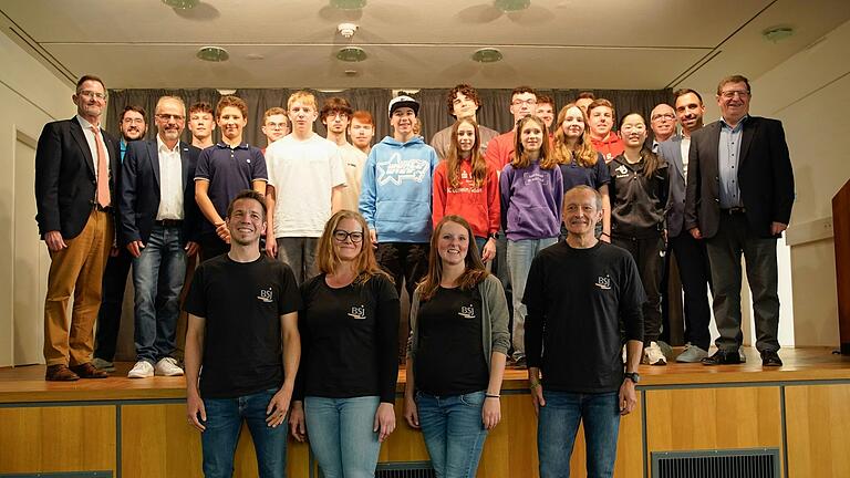 Die geehrten Sportlerinnen und Sportler mit den Vertretern der Banken, Georg Straub und Hans-Peter Suckfüll, BLSV-Bezirksvorsitzender Klaus Greier, KJR-Verbandspate Felix Fröhner, Bürgermeister der Stadt Bad Neustadt, Michael Werner, stv. Landrat Josef Demar und der BSJ-Kreisjugendleitung (vorne).
