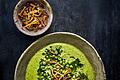 Grüne Erbsensuppe mit eingelegten Pfifferlingen       -  Einen schönen Mix aus Aromen und Texturen kreierte Martin Nordin: Auf die pürierte und heiße Erbsensuppe kommen ein paar Erbsen sowie eingelegte Pfifferlinge.
