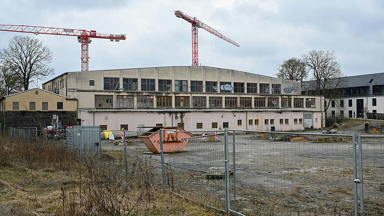 Auf dem Gelände hinter dem ehemaligen Hangar der US-Streitkräfte an der Rottendorfer Straße am Hubland soll die neue Grundschule entstehen. Die Gebäude 13 und 14 werden als Dreifachturnhalle saniert. Auf dem Gelände hinter dem ehemaligen Hangar der US-Streitkräfte an der Rottendorfer Straße am Hubland soll die neue Grundschule entstehen. Die Gebäude 13 und 14 werden als Dreifachturnhalle saniert.