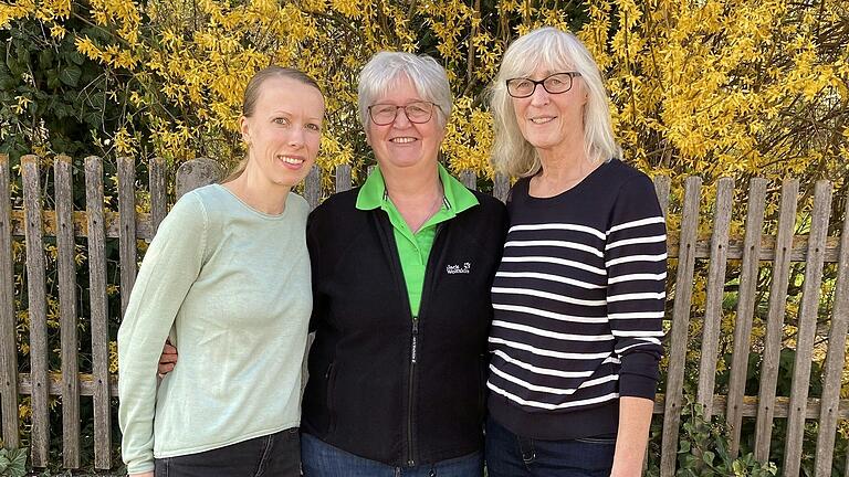 Katharina Wehner (links) und Monika Voll (rechts) verabschieden die ausscheidende Wanderwartin Elli Kriesche (Mitte). Katharina Wehner (links) und Monika Voll (rechts) verabschieden die ausscheidende Wanderwartin Elli Kriesche (Mitte).