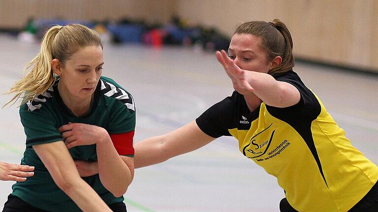 In Top-Form: Kleinlangheims Carmen Wilhelm (grün) erzielte neun Körbe, hier verteidigt sie den Ball gegen Ettlebens Hannah Erhardt.