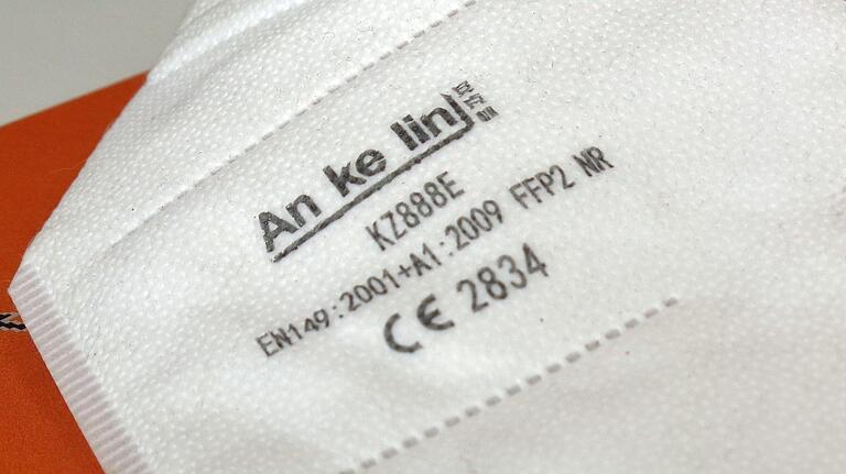 Auf das CE-Zeichen kommt es an: Eine Maske ist nur dann eine korrekte FFP2-Maske, wenn sie einer Tauglichkeitsprüfung unterzogen wurde. Auf das CE-Zeichen kommt es an: Eine Maske ist nur dann eine korrekte FFP2-Maske, wenn sie einer Tauglichkeitsprüfung unterzogen wurde.