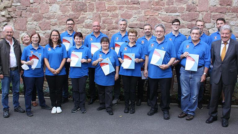 Ehrungen des Nordbayerischen Musikbundes (NMB) bis hin zur goldenen Dirigentennadel und Ehrennadel in Gold für 40 Jahre aktives Musizieren gab es bei den Musikfreunden Frankonia Retzbach. Mit im Bild sind Zellingens dritter Bürgermeister Michael Zull (links), Johannes Sitter (rechts) vom NMB und Barbara Gehrig vom Retzbach. Alle Abgebildeten waren getestet oder sind vollständig geimpft.