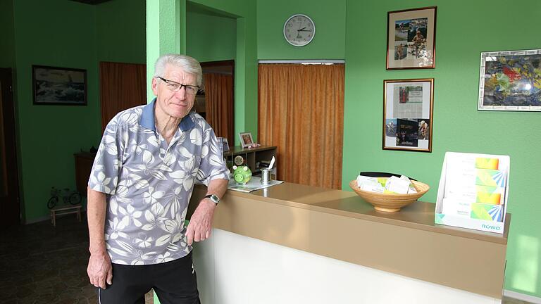Arbeitet mit 76 noch immer in seiner Niederwerrner Praxis: Walter Curtius hatte etliche Fußballer 'in den Fingern'. Der ehemalige Masseur des FC 05 Schweinfurt war auch Triathlet und nahm an der WM auf Hawaii teil. Arbeitet mit 76 noch immer in seiner Niederwerrner Praxis: Walter Curtius hatte etliche Fußballer 'in den Fingern'. Der ehemalige Masseur des FC 05 Schweinfurt war auch Triathlet und nahm an der WM auf Hawaii teil.