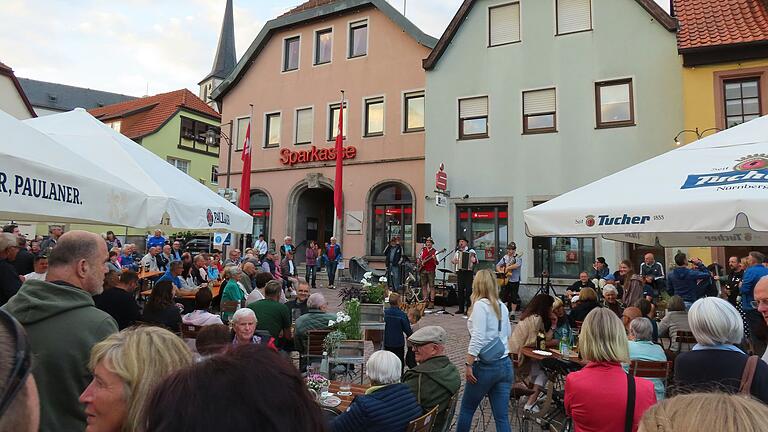 Spilk war beim dritten Freitagskonzert in Bischofsheim zu Gast und unterhielt die zahlreichen Besucher des Marktplatzes. Spilk war beim dritten Freitagskonzert in Bischofsheim zu Gast und unterhielt die zahlreichen Besucher des Marktplatzes.