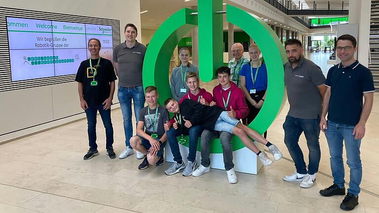 Schüler und Schülerinnen der Robotik-Gruppe der Staatlichen Realschule Markheidenfeld besuchen, zusammen mit ihren aktuellen und ehemaligen Fachlehrern, den Technik-Konzern Schneider Electric.