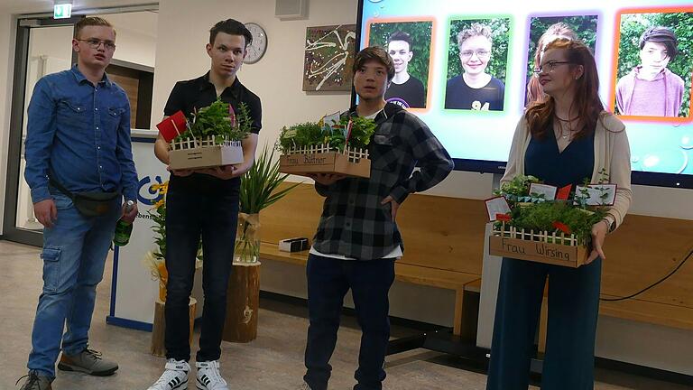 Drei Schüler und eine Schülerin wurden in einer Feierstunde aus der Herbert-Meder-Schule Unsleben verabschiedet und hinaus ins Leben geschickt. Drei Schüler und eine Schülerin wurden in einer Feierstunde aus der Herbert-Meder-Schule Unsleben verabschiedet und hinaus ins Leben geschickt. 