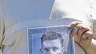 Neffe und Onkel: Kevin Rouse hält ein Bild seines Onkels William Wayne Rouse in den Händen. Der 18-jährige William ist am 3. April 1945 in der Nähe der Löwenbrücke gefallen.