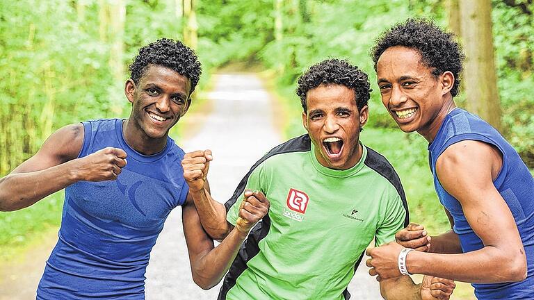 Immer gut gelaunt: Auch beim täglichen Lauftraining im Steinbachtal ist das junge eritreische Läufertrio Mebrathom Gebrehiwet, Esseyas Hadush und Filimon Habtmikael (von links) immer für einen Spaß zu haben.