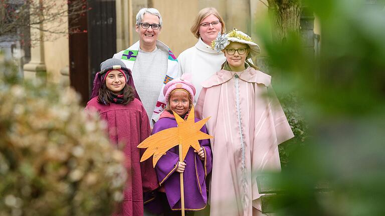 Die evangelische Diakonin Sabine Ebert-Kühling (hinten links) und die katholische Gemeindereferentin Cornelia Schäfer mit den Sternsingerinnen Paula, Emma und Luise (von links) vor der Pfarrkirche St. Rochus und St. Sebastian in Unterdürrbach: Mit einem gemeinsamen Gottedienst startete am Sonntagvormittag die ökumenische Sternsingeraktion.“ Die evangelische Diakonin Sabine Ebert-Kühling (hinten links) und die katholische Gemeindereferentin Cornelia Schäfer mit den Sternsingerinnen Paula, Emma und Luise (von links) vor der Pfarrkirche St. Rochus und St. Sebastian in Unterdürrbach: Mit einem gemeinsamen Gottedienst startete am Sonntagvormittag die ökumenische Sternsingeraktion.“