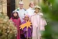 Die evangelische Diakonin Sabine Ebert-Kühling (hinten links) und die katholische Gemeindereferentin Cornelia Schäfer mit den Sternsingerinnen Paula, Emma und Luise (von links) vor der Pfarrkirche St. Rochus und St. Sebastian in Unterdürrbach: Mit einem gemeinsamen Gottedienst startete am Sonntagvormittag die ökumenische Sternsingeraktion.“