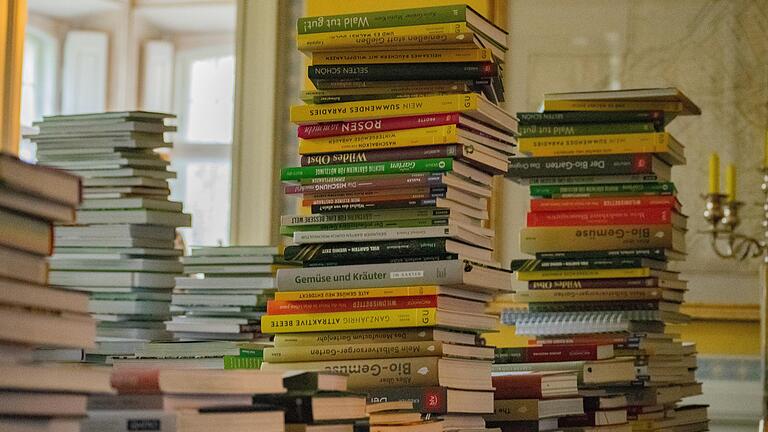 Jedes Jahr erscheinen Hunderte neue Gartenbücher. Auf Schloss Dennenlohe bei Ansbach wird einmal im Jahr der Deutsche Gartenbuchpreis verliehen. Jedes Jahr erscheinen Hunderte neue Gartenbücher. Auf Schloss Dennenlohe bei Ansbach wird einmal im Jahr der Deutsche Gartenbuchpreis verliehen.