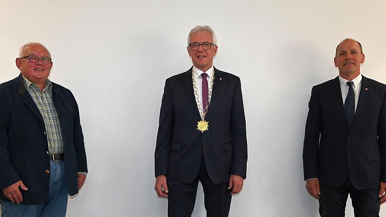 Hier gehen die Herren nur Corona-bedingt auf Abstand. Bürgermeister Günther Werner (Mitte) distanziert sich nun aber auch vom Dritten Bürgermeister Berthold Albert (rechts) in der mutmaßlichen Schwarzbau-Affäre. Links Zweiter Bürgermeister Norbert Geier. Hier gehen die Herren nur Corona-bedingt auf Abstand. Bürgermeister Günther Werner (Mitte) distanziert sich nun aber auch vom Dritten Bürgermeister Berthold Albert (rechts) in der mutmaßlichen Schwarzbau-Affäre. Links Zweiter Bürgermeister Norbert Geier. 
