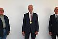 Hier gehen die Herren nur Corona-bedingt auf Abstand. Bürgermeister Günther Werner (Mitte) distanziert sich nun aber auch vom Dritten Bürgermeister Berthold Albert (rechts) in der mutmaßlichen Schwarzbau-Affäre. Links Zweiter Bürgermeister Norbert Geier.&nbsp;