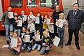 Die stolzen Mädchen und Jungen der Kinderfeuerwehr Sondheim gemeinsam mit ihren beiden Ausbildern Alexander Braun (hinten links) und Jochen Benkhardt (hinten rechts) und dem Kinderfeuerwehrbeauftragten des Landkreises Manuel Lippert (ganz rechts).